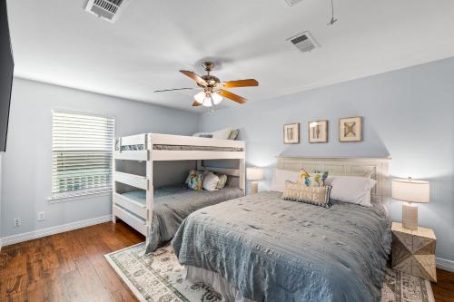 ein Schlafzimmer mit einem Bett und einem Deckenventilator in der Unterkunft Holiday Hideaway in Bolivar Peninsula