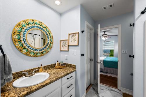 ein Badezimmer mit Waschbecken und Spiegel in der Unterkunft Holiday Hideaway in Bolivar Peninsula