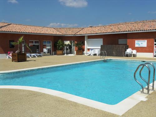 une piscine devant un hôtel dans l'établissement Holiday Home w Pool near Béziers, à Colombiers