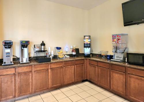 una stanza con un bancone con delle macchine sopra di Days Inn by Wyndham Bay City a Bay City