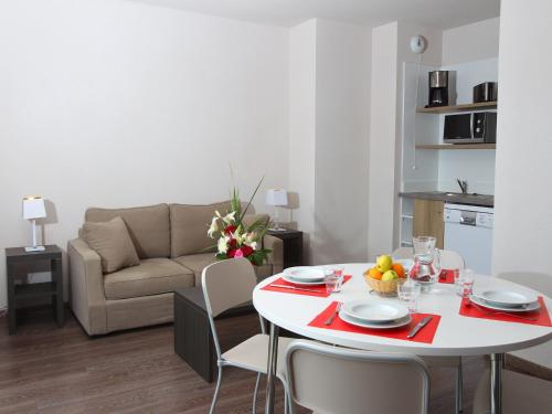 un salon avec une table et un canapé dans l'établissement Apartment in France with Modern Design, à Roz-sur-Couesnon