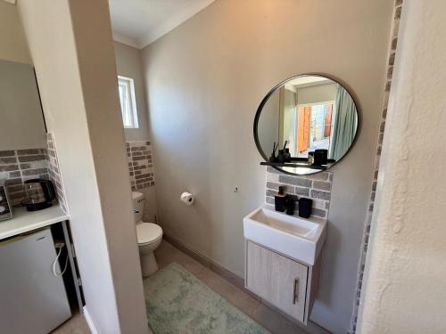Bilik mandi di Courtyard Hideaway