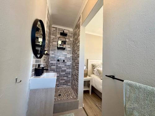 Katil atau katil-katil dalam bilik di Courtyard Hideaway
