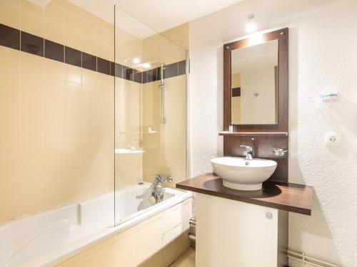 une salle de bain avec un lavabo, un miroir et une baignoire dans l'établissement Chalet in Gresse-en-Vercors near Nature Park, à Gresse-en-Vercors