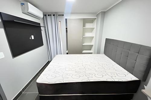 a small bedroom with a bed in a room at Flat novo e aconchegante in Campina Grande