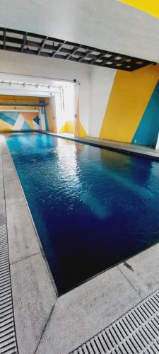 Bazén v ubytování Skyline Serenity Staycation in Quezon City nebo v jeho okolí