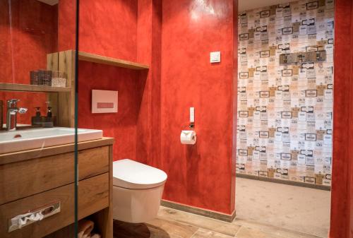 a bathroom with a toilet and a glass shower at Boutique Hotel im Auracher Löchl in Kufstein