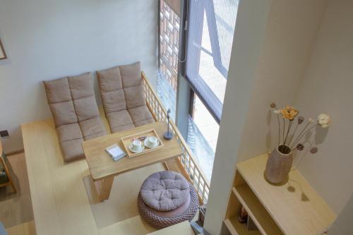 an overhead view of a living room with a couch and a table at Phoenix Dragon M.I.C.E Hotel in Kunming