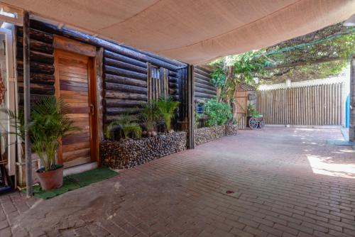 a house with a wooden door and some plants at Posada Amaripucci in San Andrés
