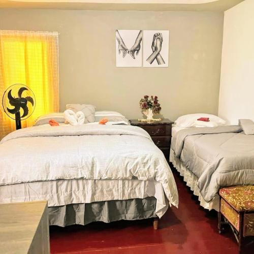 una camera con due letti e un tavolo con fiori di Nine Mile Resort Village and Travel a Stepney