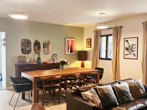 un salon avec une table et un canapé dans l'établissement Gîte de luxe avec piscine chauffée et SPA au cœur du Val de Loire - FR-1-381-615, à Ballan-Miré
