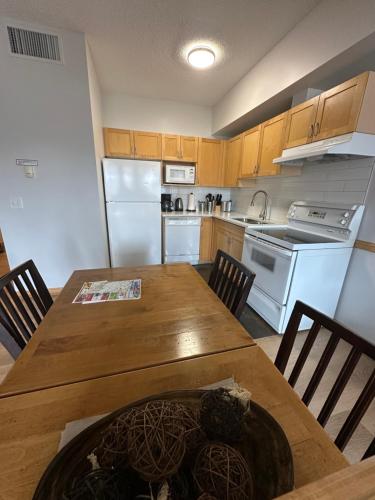 Canmore Mountain View Escapeにあるキッチンまたは簡易キッチン