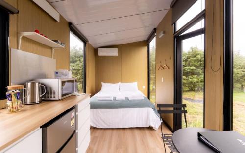 Кровать или кровати в номере Saffrondaze Farmstay by Tiny Away