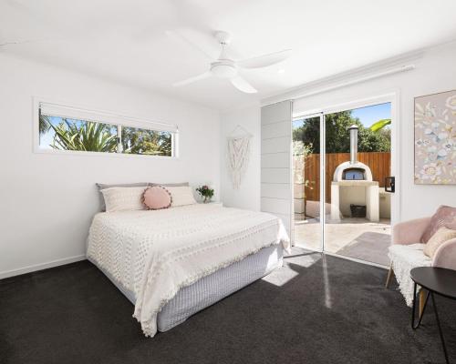 Postel nebo postele na pokoji v ubytování Coastal Home in Mooloolaba