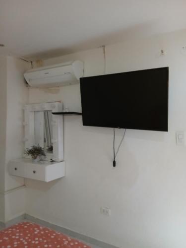 Μια τηλεόραση ή/και κέντρο ψυχαγωγίας στο Habitación amueblada