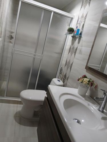 Ένα μπάνιο στο Habitación amueblada