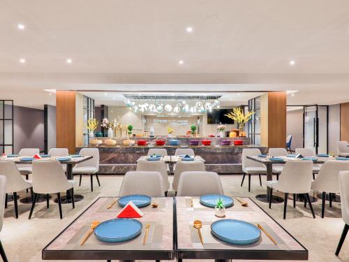 a dining room with tables and chairs and a restaurant at 上海五角场桔子水晶酒店 in Shanghai