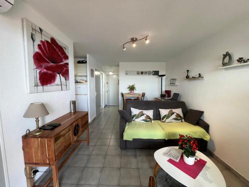 - un petit salon avec un lit et un canapé dans l'établissement Appartement T2 à Sète - Parking - Climatisation - FR-1-338-610, à Sète