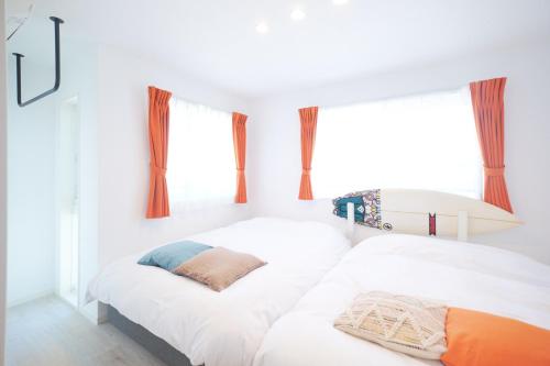 a bedroom with two beds and a window at Z LAND Enoshima in Fujisawa