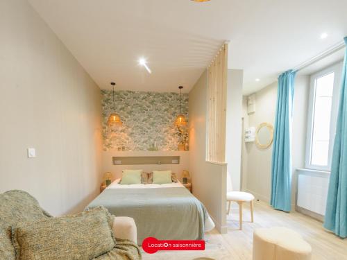 une chambre avec un lit et une chaise dans l'établissement Charmant Studio Rénové Centre Ville - 2 Pers - FR-1-535-67, à La Rochelle