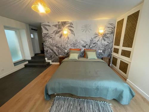 - une chambre avec un grand lit et une fresque murale dans l'établissement Bienvenue à la maison, à Saint-Florentin