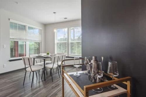 Gambar di galeri bagi Luxurious King 3 Bedroom Suite in North Raleigh di Wake Forest