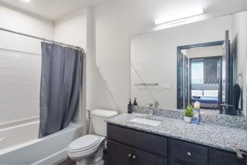 Bilik mandi di Luxurious King 3 Bedroom Suite in North Raleigh