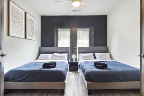 Katil atau katil-katil dalam bilik di Luxurious King 3 Bedroom Suite in North Raleigh