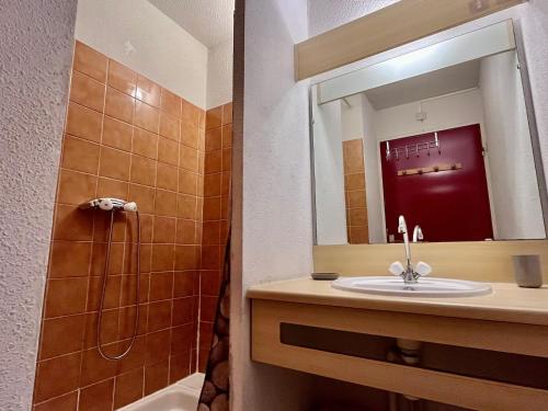 une salle de bain avec un lavabo, un miroir et une douche dans l'établissement Studio cabine à 300m de la plage avec loggia vitrée - FR-1-338-428, à Sète