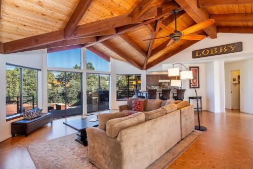 un salon ouvert avec un grand canapé et une cuisine dans l'établissement Private-Red Rock Views -Fire Pit-Hot Tub-Location, à Sedona