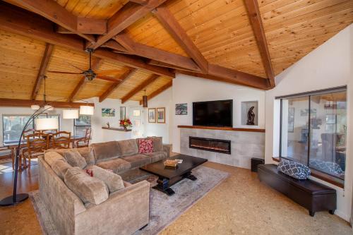 un salon avec un canapé et une cheminée dans l'établissement Private-Red Rock Views -Fire Pit-Hot Tub-Location, à Sedona