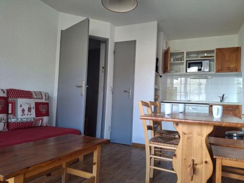 une cuisine et un salon avec une table et un canapé dans l'établissement Saint-François-Longchamp, T3 confortable, 6 pers, proche pistes - FR-1-807-120, à Saint-François-Longchamp