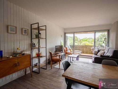 un salon avec un canapé et une table dans l'établissement Charmant T2 à 50m de la plage avec balcon et wifi - FR-1-825-40, à La Rochelle