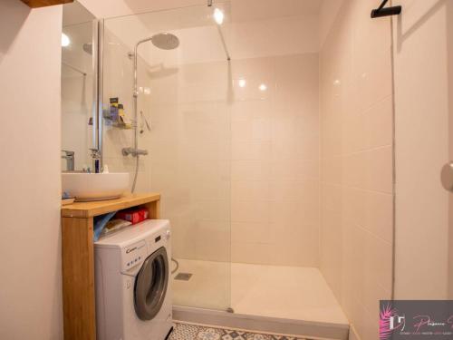 une salle de bain avec douche et machine à laver dans l'établissement Charmant T2 à 50m de la plage avec balcon et wifi - FR-1-825-40, à La Rochelle