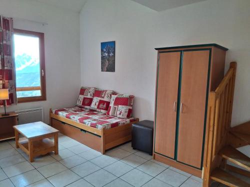 - une chambre avec un lit, une armoire et une fenêtre dans l'établissement Saint François Longchamp - 8 pers, 65 m², 4/3 - FR-1-807-126, à Saint-François-Longchamp