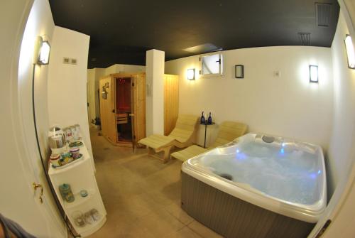 Habitación con baño con bañera grande. en Grand Hotel San Pietro, en Palinuro
