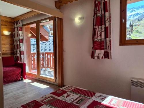 Cette chambre dispose d'une fenêtre offrant une vue sur la montagne. dans l'établissement Location saisonnière à Saint-François-Longchamp pour 8 personnes - FR-1-807-132, à Saint-François-Longchamp