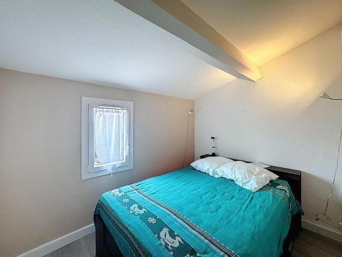 a small bedroom with a bed and a window at Saintes-Maries-de-la-Mer, 4 pers, résidence aux Launes - FR-1-475-225 in Saintes-Maries-de-la-Mer