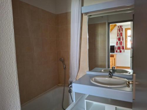 une salle de bain avec un lavabo, une baignoire et un miroir dans l'établissement T2 confort 4 pers, balcon ensoleillé, proche pistes - FR-1-807-134, à Saint-François-Longchamp