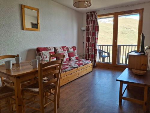 un salon avec un canapé et une table dans l'établissement Confortable T2 pour 4 pers. avec balcon à Saint-François-Longchamp - FR-1-807-131, à Saint-François-Longchamp