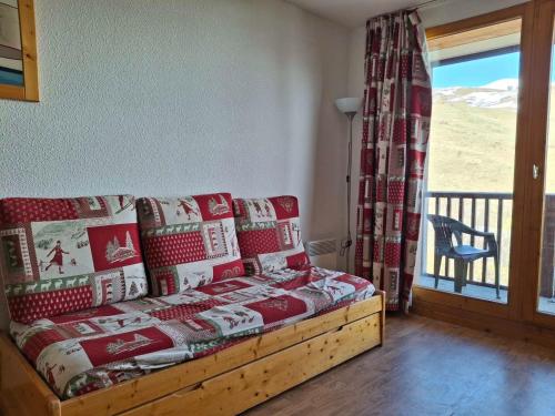 une chambre avec un lit et un balcon avec vue dans l'établissement Confortable T2 pour 4 pers. avec balcon à Saint-François-Longchamp - FR-1-807-131, à Saint-François-Longchamp