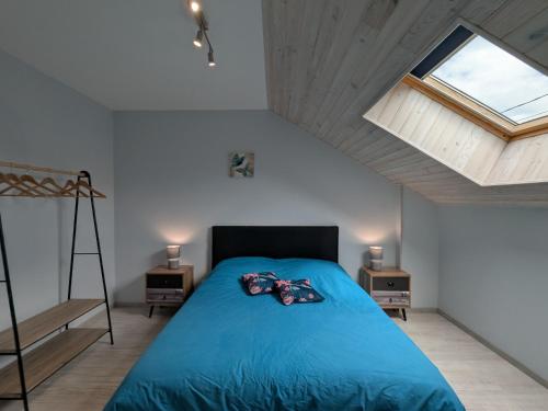Giường trong phòng chung tại Gîte lumineux pour 2 personnes dans les Hautes-Vosges - FR-1-589-811