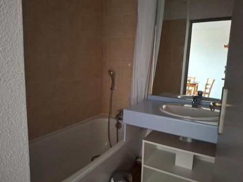 une salle de bain avec un lavabo, une baignoire et un miroir dans l'établissement Confortable T2 pour 4 pers. avec balcon à Saint-François-Longchamp - FR-1-807-131, à Saint-François-Longchamp