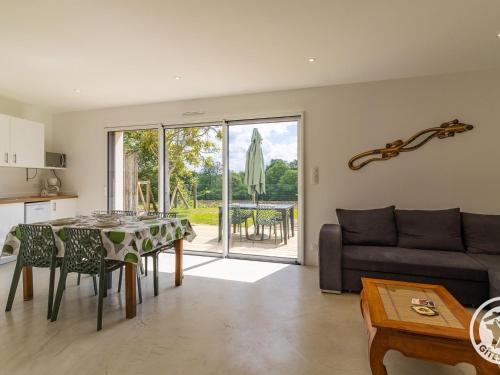 un salon avec une table et un canapé dans l'établissement Gîte moderne avec jardin clos et animaux admis près de Nantes et Angers - FR-1-622-108, à Saint-Christophe-la-Couperie