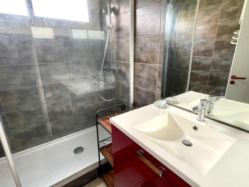 une salle de bain avec un lavabo et une douche dans l'établissement Maison moderne proche plage avec patio et parking privatif - FR-1-748-32, à Canet