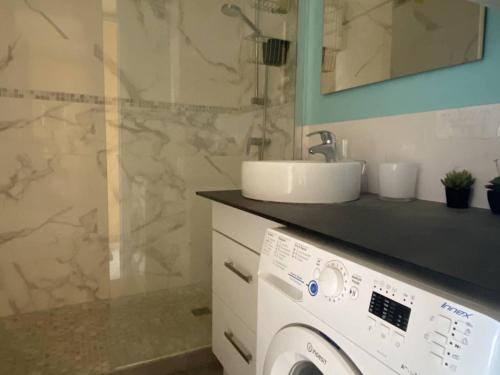 une salle de bain avec une machine à laver et un lavabo dans l'établissement Deux-pièces face mer pour 4 pers à Canet-Plage - FR-1-750-99, à Canet
