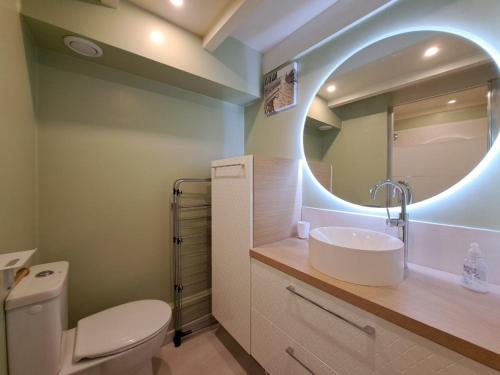 une salle de bain avec un lavabo et un miroir dans l'établissement T2 Duplex Refait à Neuf, Proche Plages, Parking et WIFI - FR-1-521-255, à Biscarrosse