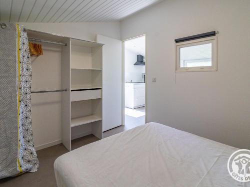 - une chambre avec un placard et un lit dans l'établissement Studio cosy avec terrasse en campagne, proche Nantes - FR-1-622-109, à Saint-Christophe-la-Couperie