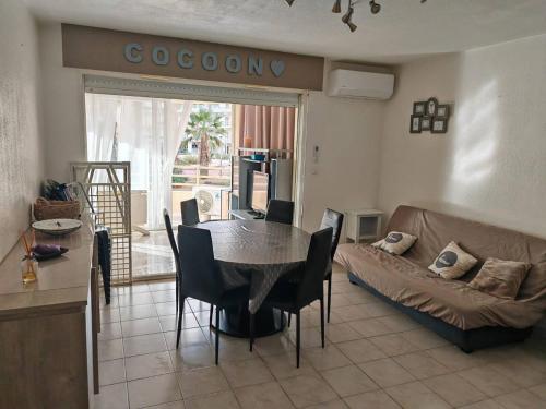 un salon avec une table et un canapé dans l'établissement Appartement 3 pièces face plage - 6 pers, clim, parking - FR-1-750-106, à Canet