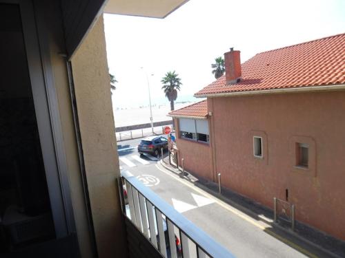 - un balcon offrant une vue sur la rue dans l'établissement Deux-Pièces Front de Mer pour 4 Pers à Canet-Plage - FR-1-750-107, à Canet
